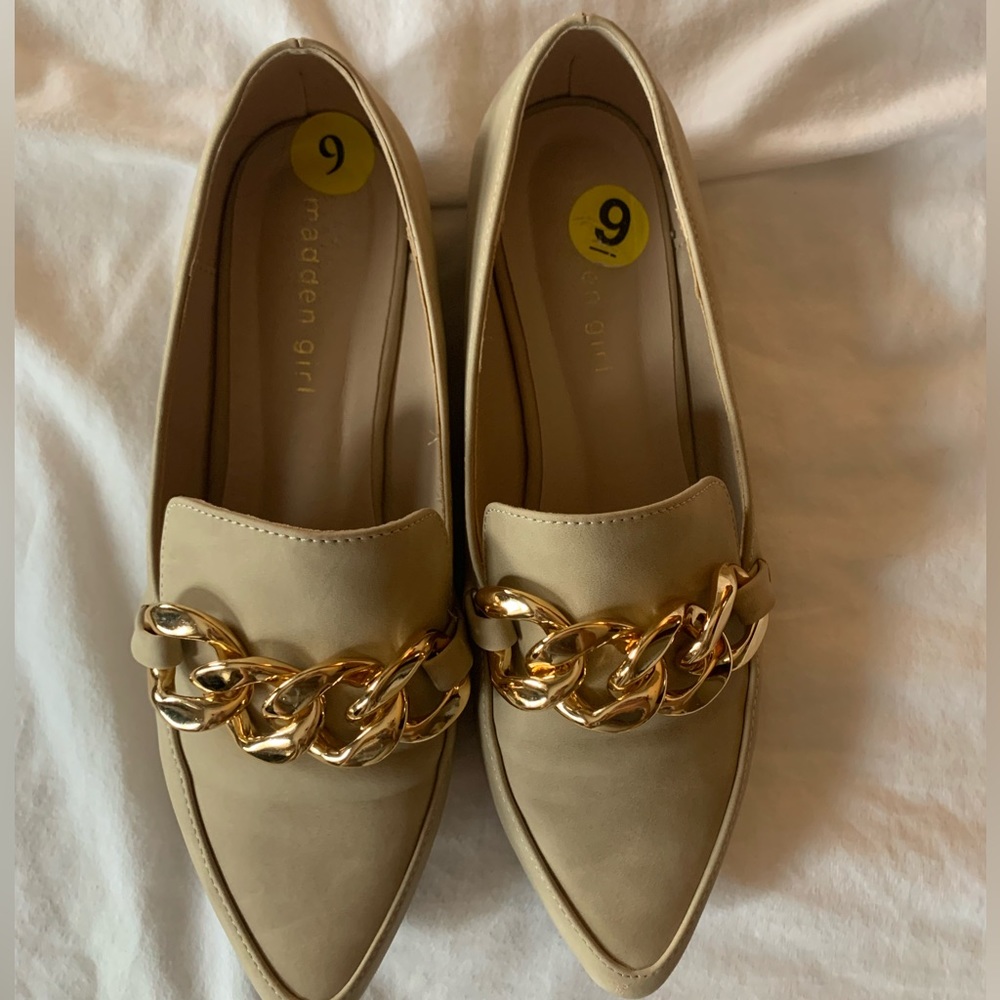 Beige women’s dress shoes. Size 9.